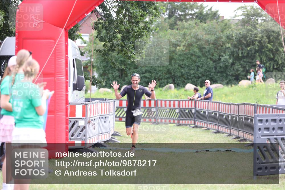 21.06.2026 - 29. Vierlanden-Triathlon Andreas Tolksdorf http://msf.ph/oto/9878217 21.06.2026 11:15:56 Ziel 392, 392 meine-sportfotos.de
