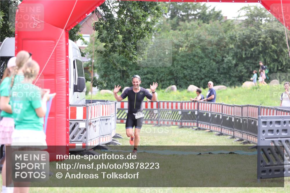 21.06.2026 - 29. Vierlanden-Triathlon Andreas Tolksdorf http://msf.ph/oto/9878223 21.06.2026 11:15:56 Ziel 392, 392 meine-sportfotos.de