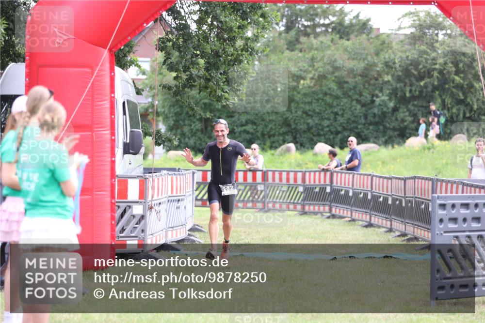 21.06.2026 - 29. Vierlanden-Triathlon Andreas Tolksdorf http://msf.ph/oto/9878250 21.06.2026 11:15:56 Ziel 392, 392 meine-sportfotos.de
