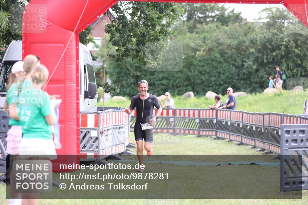 21.06.2026 - 29. Vierlanden-Triathlon Andreas Tolksdorf http://msf.ph/oto/9878281 21.06.2026 11:15:57 Ziel 392, 392 meine-sportfotos.de