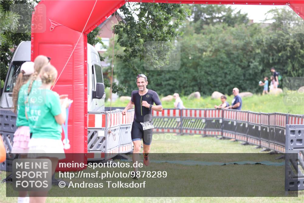 21.06.2026 - 29. Vierlanden-Triathlon Andreas Tolksdorf http://msf.ph/oto/9878289 21.06.2026 11:15:57 Ziel 392, 392 meine-sportfotos.de