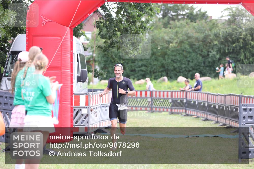 21.06.2026 - 29. Vierlanden-Triathlon Andreas Tolksdorf http://msf.ph/oto/9878296 21.06.2026 11:15:57 Ziel 392, 392 meine-sportfotos.de
