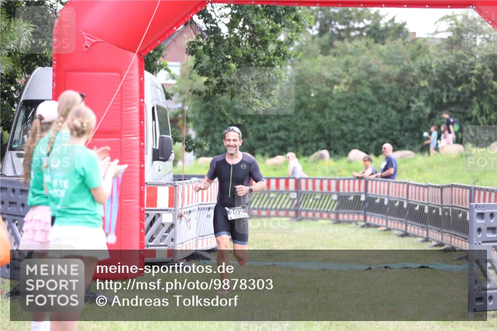 21.06.2026 - 29. Vierlanden-Triathlon Andreas Tolksdorf http://msf.ph/oto/9878303 21.06.2026 11:15:57 Ziel 392, 392 meine-sportfotos.de