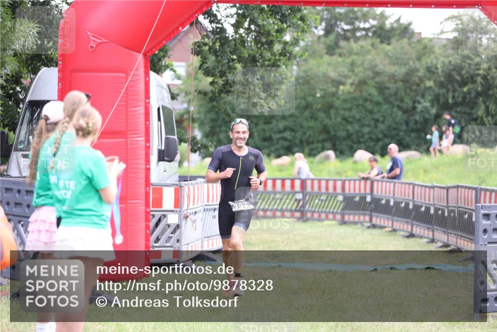 21.06.2026 - 29. Vierlanden-Triathlon Andreas Tolksdorf http://msf.ph/oto/9878328 21.06.2026 11:15:57 Ziel 392, 392 meine-sportfotos.de