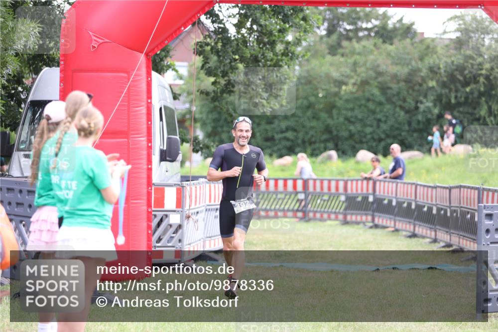 21.06.2026 - 29. Vierlanden-Triathlon Andreas Tolksdorf http://msf.ph/oto/9878336 21.06.2026 11:15:57 Ziel 392, 392 meine-sportfotos.de