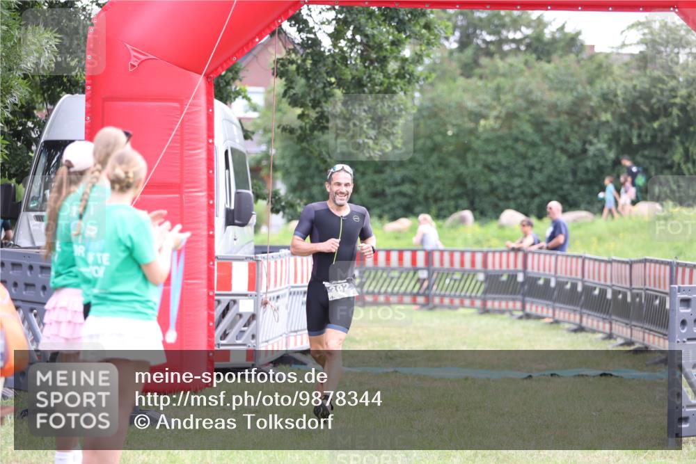 21.06.2026 - 29. Vierlanden-Triathlon Andreas Tolksdorf http://msf.ph/oto/9878344 21.06.2026 11:15:57 Ziel 392, 392 meine-sportfotos.de