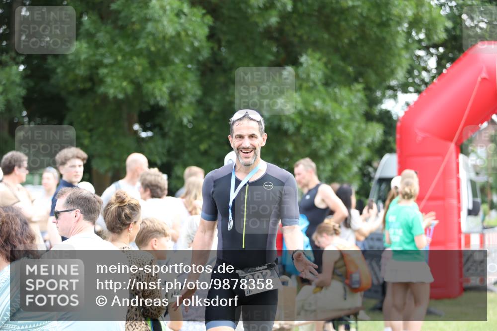 21.06.2026 - 29. Vierlanden-Triathlon Andreas Tolksdorf http://msf.ph/oto/9878358 21.06.2026 11:16:10 Ziel 313, 313 meine-sportfotos.de