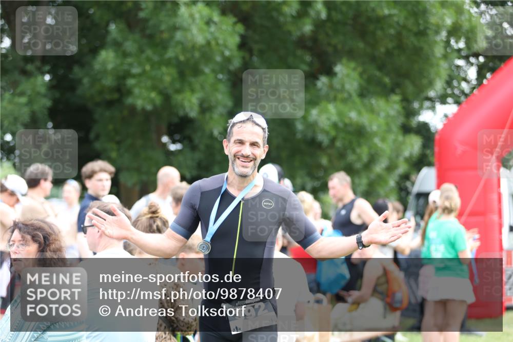 21.06.2026 - 29. Vierlanden-Triathlon Andreas Tolksdorf http://msf.ph/oto/9878407 21.06.2026 11:16:11 Ziel 313, 313 meine-sportfotos.de