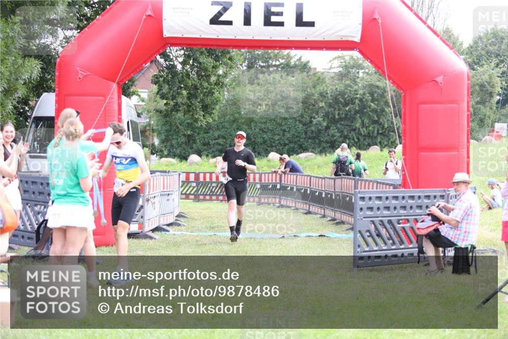 21.06.2026 - 29. Vierlanden-Triathlon Andreas Tolksdorf http://msf.ph/oto/9878486 21.06.2026 11:16:16 Ziel 313, 609, 313, 609 meine-sportfotos.de