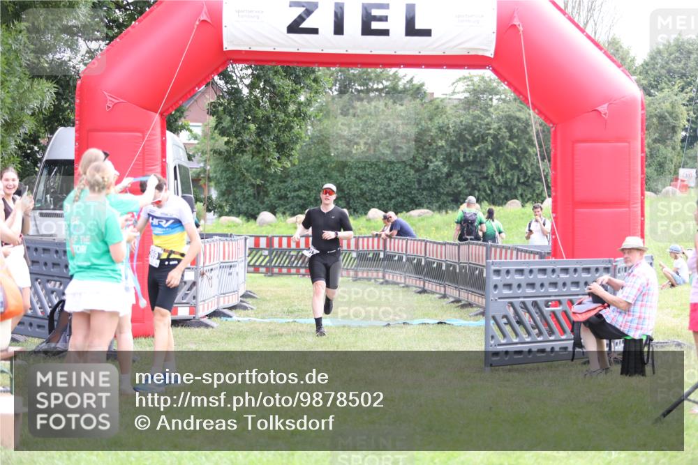 21.06.2026 - 29. Vierlanden-Triathlon Andreas Tolksdorf http://msf.ph/oto/9878502 21.06.2026 11:16:16 Ziel 313, 609, 313, 609 meine-sportfotos.de