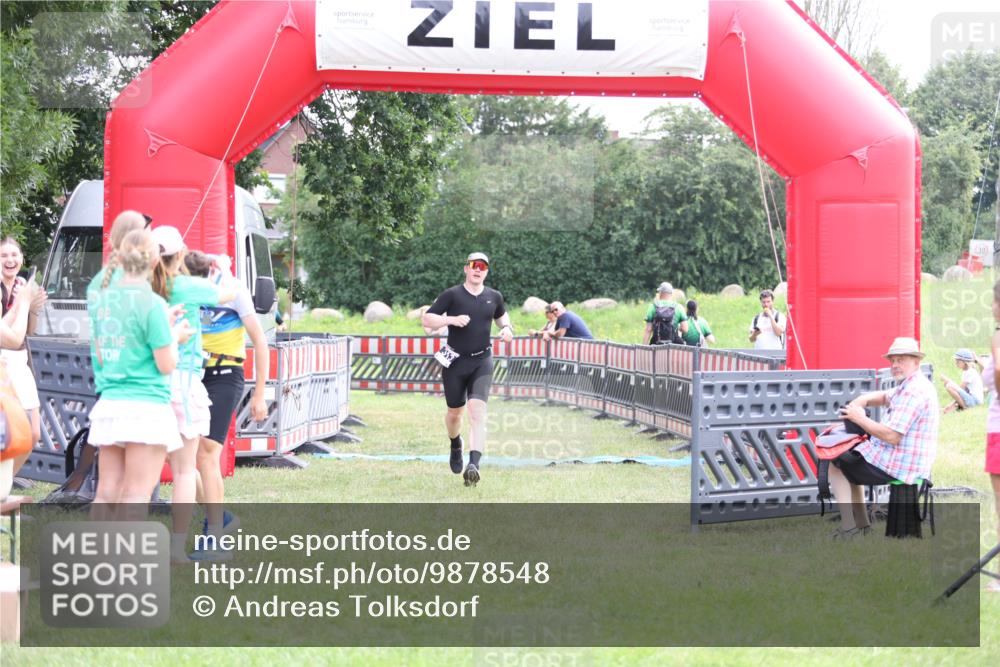 21.06.2026 - 29. Vierlanden-Triathlon Andreas Tolksdorf http://msf.ph/oto/9878548 21.06.2026 11:16:16 Ziel 313, 609, 313, 609 meine-sportfotos.de