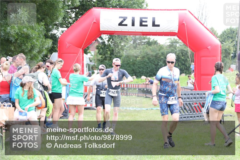 21.06.2026 - 29. Vierlanden-Triathlon Andreas Tolksdorf http://msf.ph/oto/9878999 21.06.2026 11:16:44 Ziel 347, 347 meine-sportfotos.de