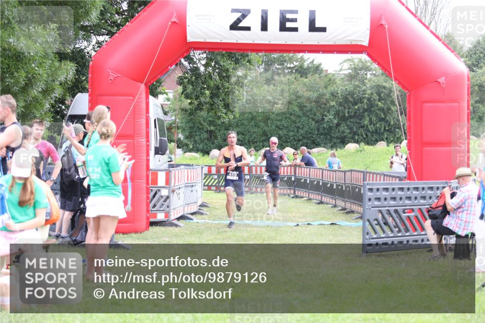 21.06.2026 - 29. Vierlanden-Triathlon Andreas Tolksdorf http://msf.ph/oto/9879126 21.06.2026 11:17:04 Ziel 434, 459, 434, 459 meine-sportfotos.de