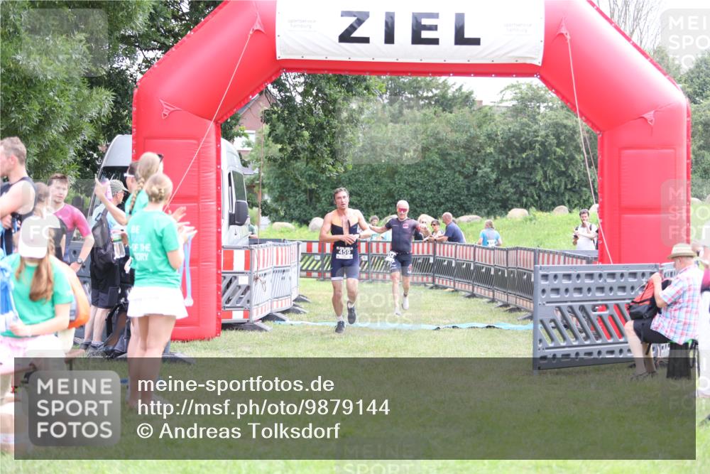 21.06.2026 - 29. Vierlanden-Triathlon Andreas Tolksdorf http://msf.ph/oto/9879144 21.06.2026 11:17:04 Ziel 434, 459, 434, 459 meine-sportfotos.de
