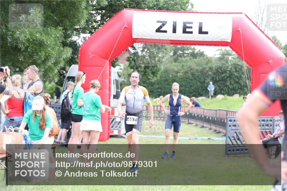 21.06.2026 - 29. Vierlanden-Triathlon Andreas Tolksdorf http://msf.ph/oto/9879301 21.06.2026 11:17:25 Ziel 397, 410, 397, 410 meine-sportfotos.de