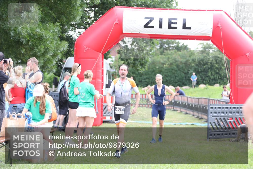 21.06.2026 - 29. Vierlanden-Triathlon Andreas Tolksdorf http://msf.ph/oto/9879326 21.06.2026 11:17:25 Ziel 397, 410, 397, 410 meine-sportfotos.de