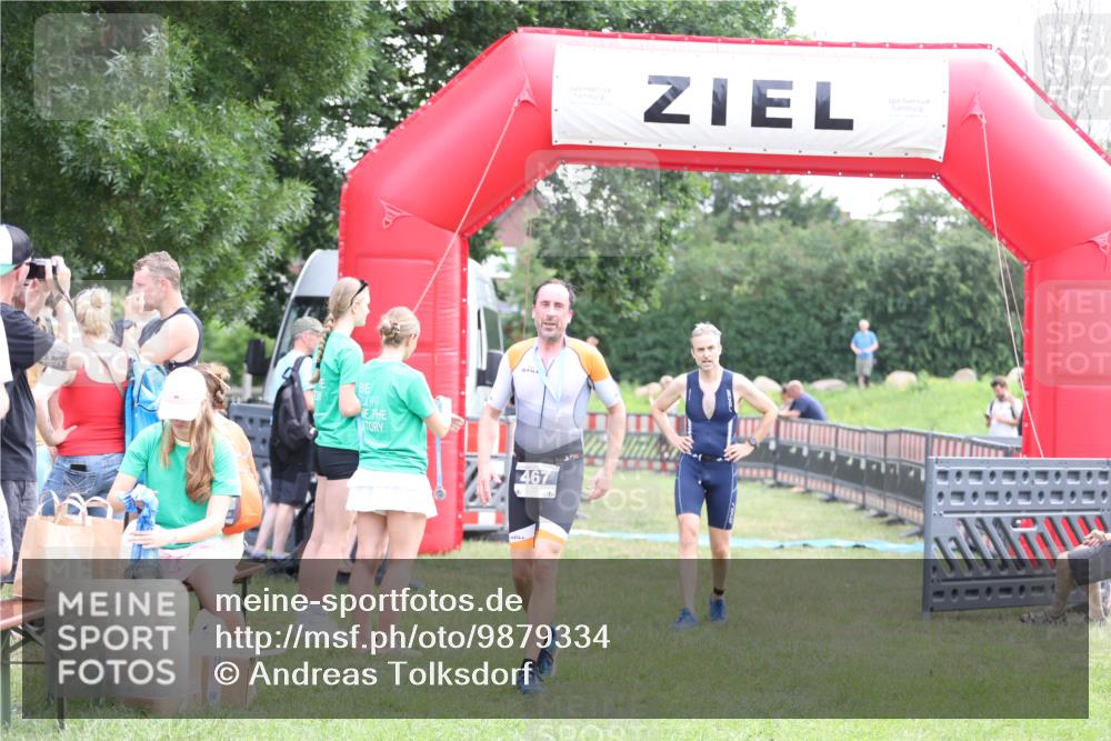 21.06.2026 - 29. Vierlanden-Triathlon Andreas Tolksdorf http://msf.ph/oto/9879334 21.06.2026 11:17:25 Ziel 397, 410, 397, 410 meine-sportfotos.de