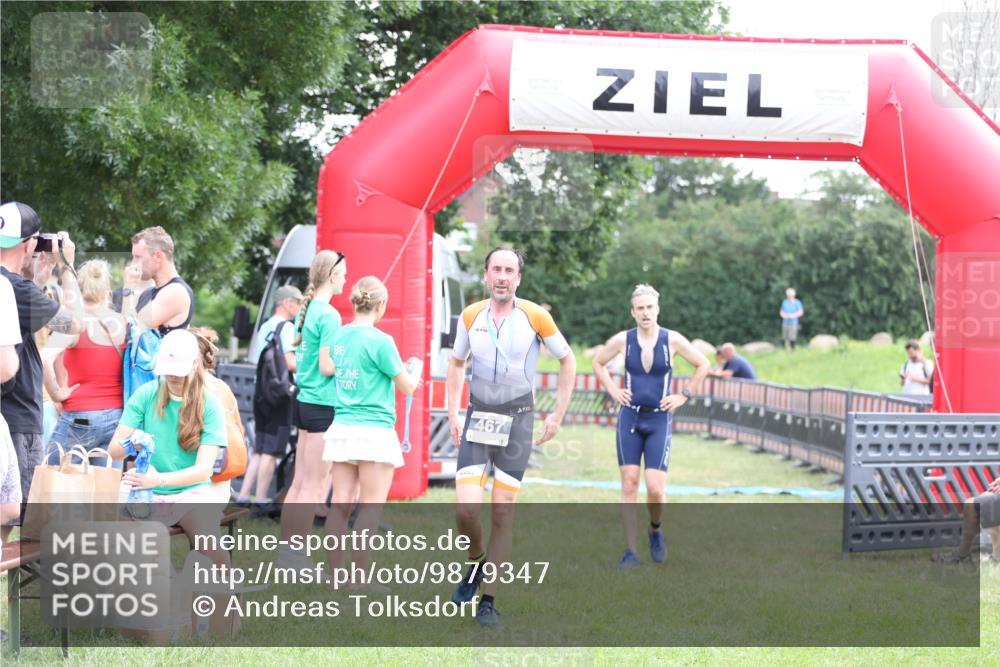 21.06.2026 - 29. Vierlanden-Triathlon Andreas Tolksdorf http://msf.ph/oto/9879347 21.06.2026 11:17:25 Ziel 397, 410, 397, 410 meine-sportfotos.de