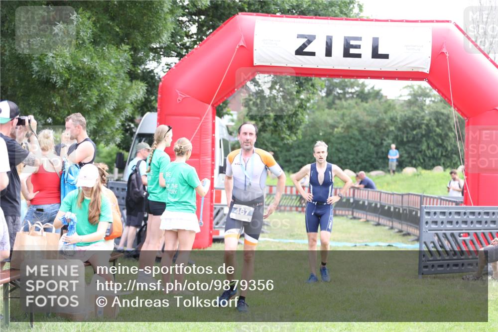21.06.2026 - 29. Vierlanden-Triathlon Andreas Tolksdorf http://msf.ph/oto/9879356 21.06.2026 11:17:25 Ziel 397, 410, 397, 410 meine-sportfotos.de