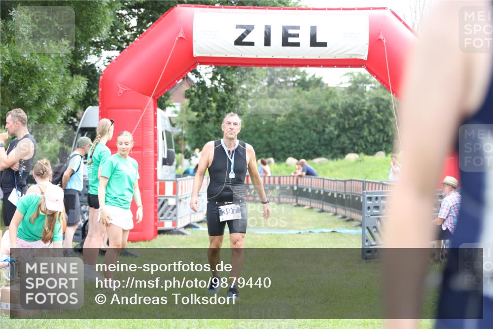 21.06.2026 - 29. Vierlanden-Triathlon Andreas Tolksdorf http://msf.ph/oto/9879440 21.06.2026 11:17:40 Ziel  meine-sportfotos.de