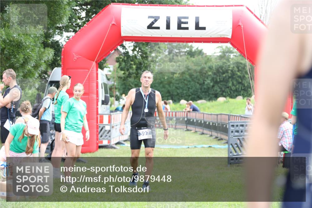 21.06.2026 - 29. Vierlanden-Triathlon Andreas Tolksdorf http://msf.ph/oto/9879448 21.06.2026 11:17:40 Ziel  meine-sportfotos.de