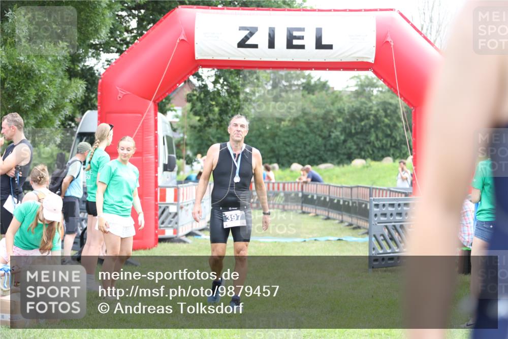 21.06.2026 - 29. Vierlanden-Triathlon Andreas Tolksdorf http://msf.ph/oto/9879457 21.06.2026 11:17:40 Ziel  meine-sportfotos.de