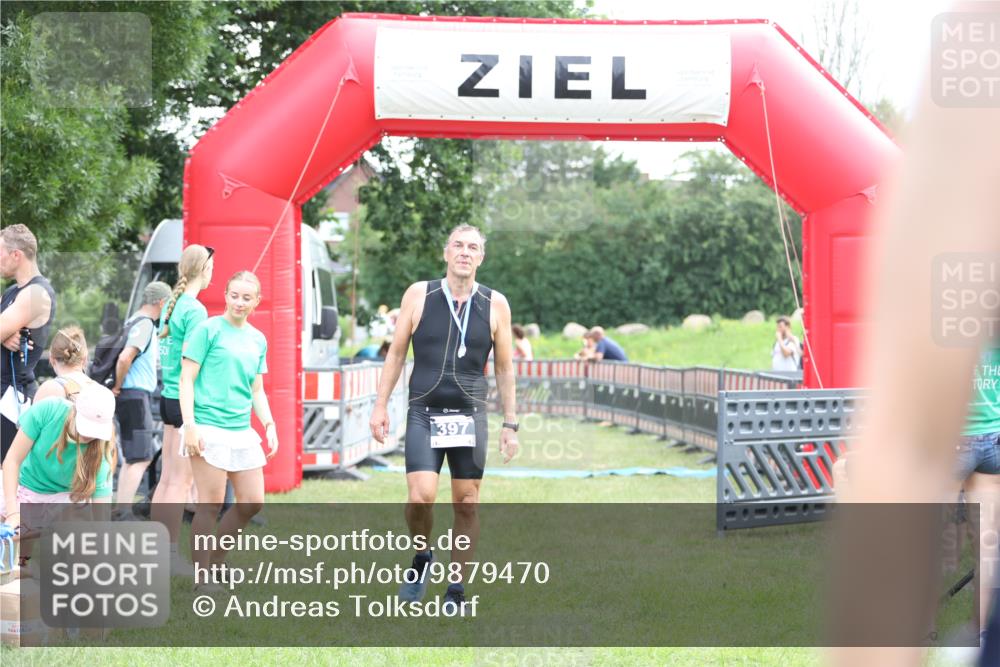21.06.2026 - 29. Vierlanden-Triathlon Andreas Tolksdorf http://msf.ph/oto/9879470 21.06.2026 11:17:40 Ziel  meine-sportfotos.de
