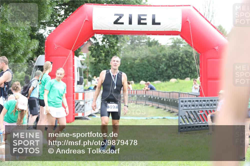 21.06.2026 - 29. Vierlanden-Triathlon Andreas Tolksdorf http://msf.ph/oto/9879478 21.06.2026 11:17:40 Ziel  meine-sportfotos.de