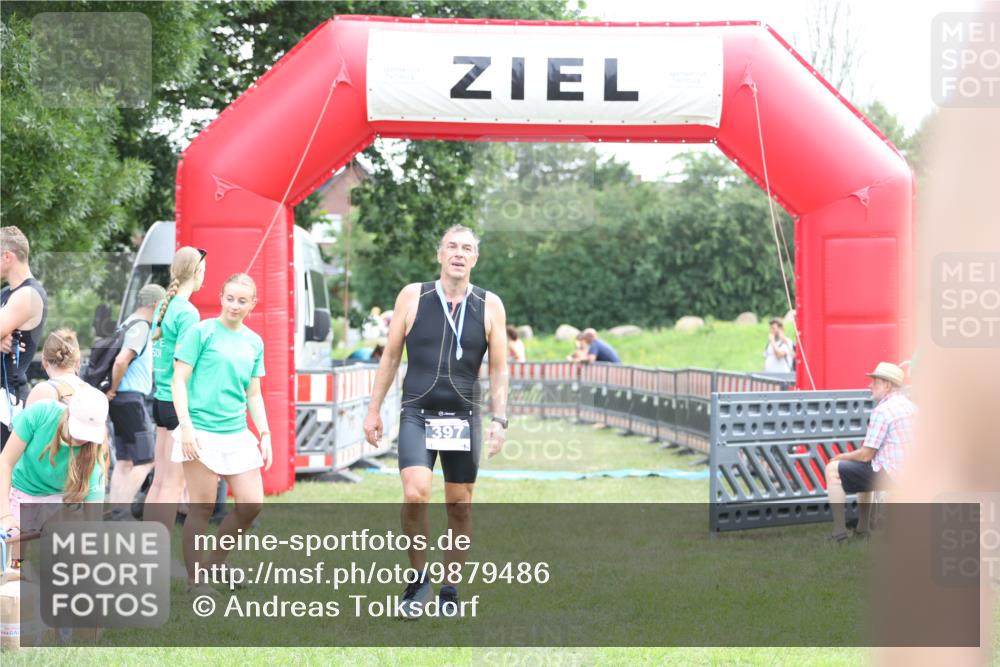 21.06.2026 - 29. Vierlanden-Triathlon Andreas Tolksdorf http://msf.ph/oto/9879486 21.06.2026 11:17:40 Ziel  meine-sportfotos.de