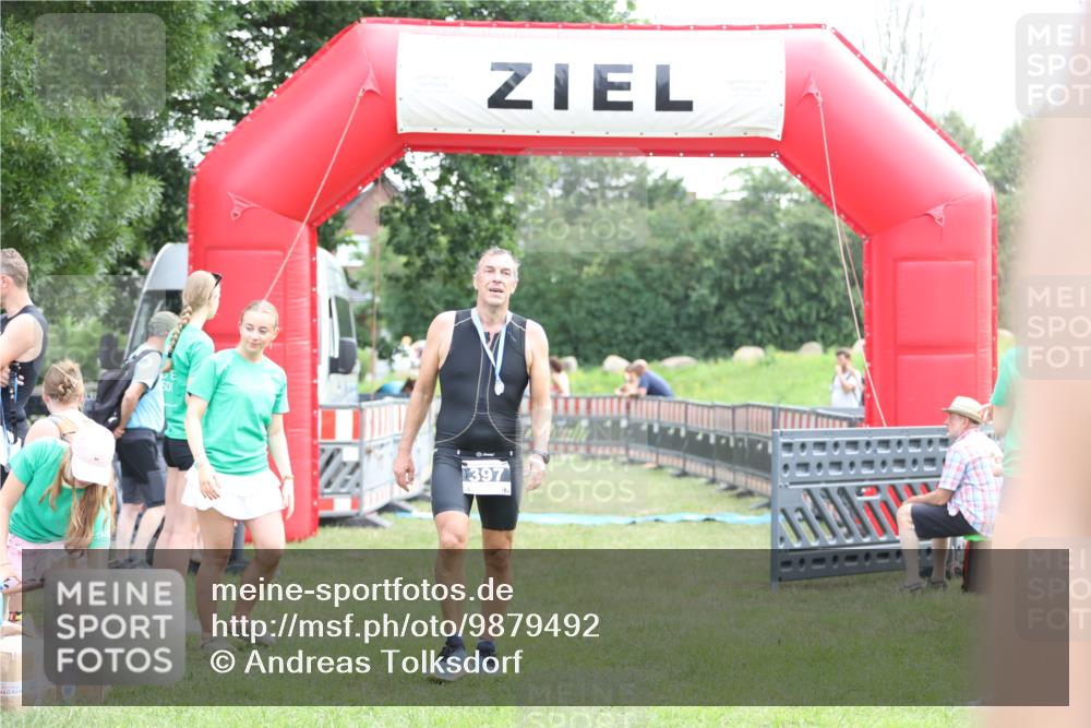 21.06.2026 - 29. Vierlanden-Triathlon Andreas Tolksdorf http://msf.ph/oto/9879492 21.06.2026 11:17:40 Ziel  meine-sportfotos.de