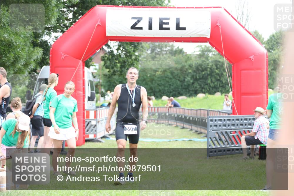 21.06.2026 - 29. Vierlanden-Triathlon Andreas Tolksdorf http://msf.ph/oto/9879501 21.06.2026 11:17:40 Ziel  meine-sportfotos.de