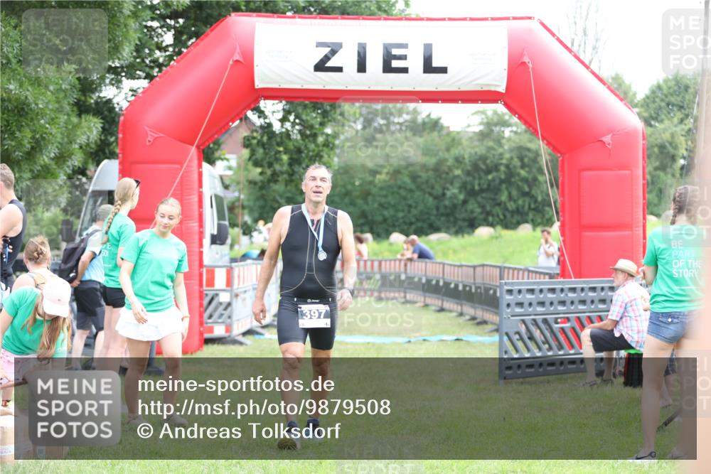21.06.2026 - 29. Vierlanden-Triathlon Andreas Tolksdorf http://msf.ph/oto/9879508 21.06.2026 11:17:40 Ziel  meine-sportfotos.de