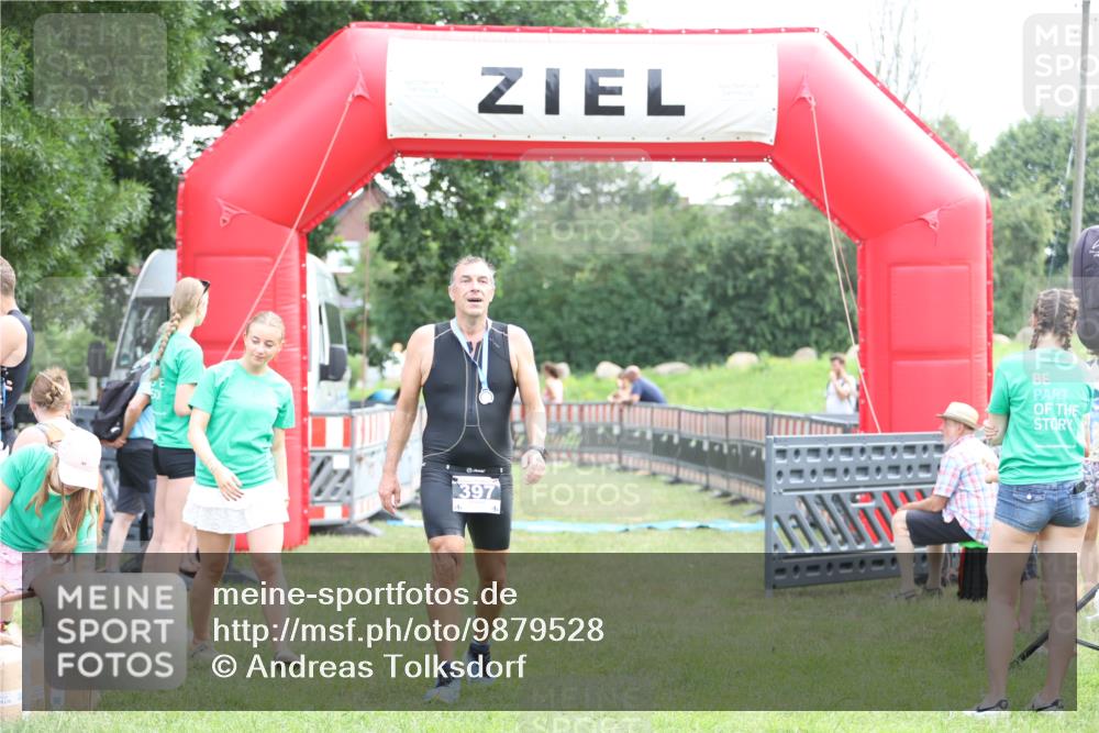 21.06.2026 - 29. Vierlanden-Triathlon Andreas Tolksdorf http://msf.ph/oto/9879528 21.06.2026 11:17:40 Ziel  meine-sportfotos.de