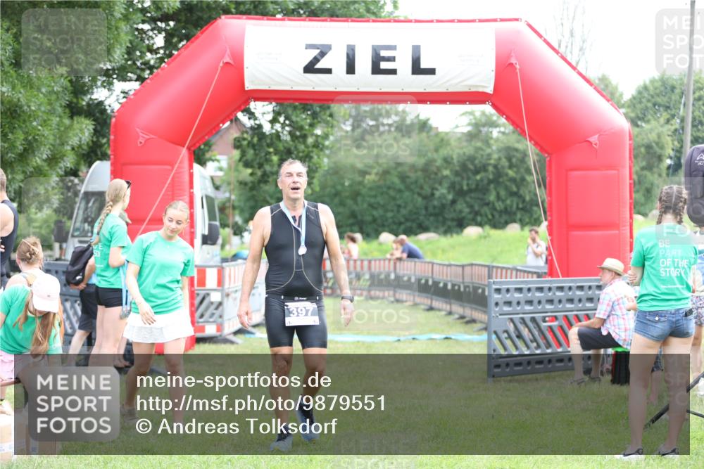 21.06.2026 - 29. Vierlanden-Triathlon Andreas Tolksdorf http://msf.ph/oto/9879551 21.06.2026 11:17:40 Ziel  meine-sportfotos.de
