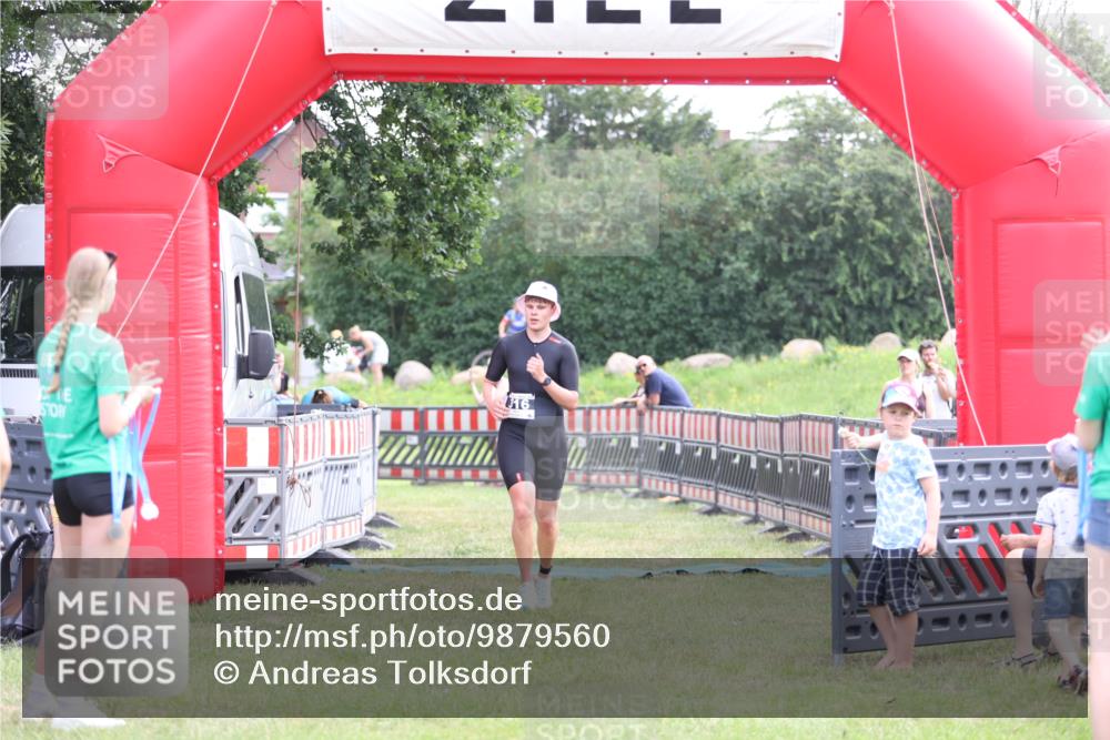 21.06.2026 - 29. Vierlanden-Triathlon Andreas Tolksdorf http://msf.ph/oto/9879560 21.06.2026 11:18:00 Ziel 316, 399, 316, 399 meine-sportfotos.de