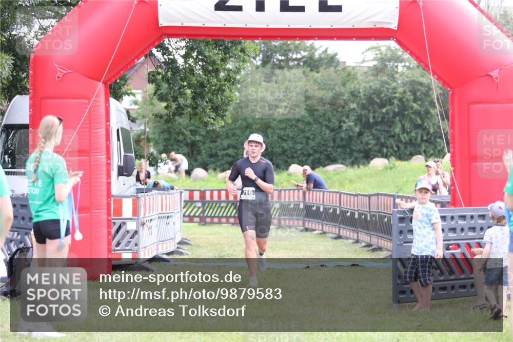 21.06.2026 - 29. Vierlanden-Triathlon Andreas Tolksdorf http://msf.ph/oto/9879583 21.06.2026 11:18:00 Ziel 316, 399, 316, 399 meine-sportfotos.de