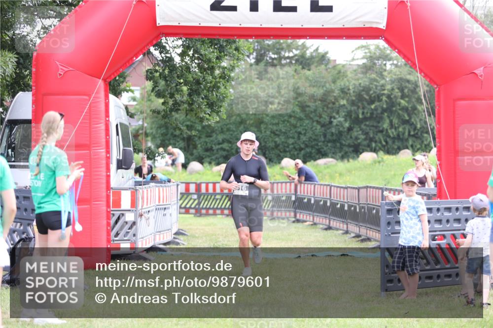 21.06.2026 - 29. Vierlanden-Triathlon Andreas Tolksdorf http://msf.ph/oto/9879601 21.06.2026 11:18:00 Ziel 316, 399, 316, 399 meine-sportfotos.de