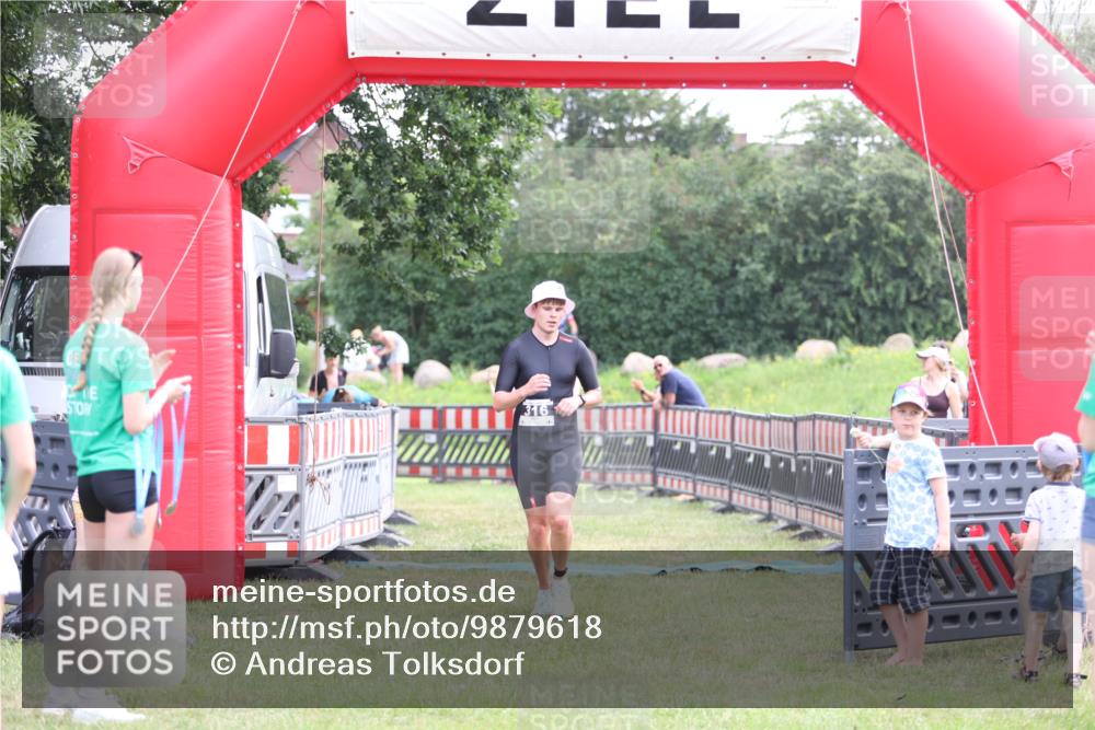 21.06.2026 - 29. Vierlanden-Triathlon Andreas Tolksdorf http://msf.ph/oto/9879618 21.06.2026 11:18:00 Ziel 316, 399, 316, 399 meine-sportfotos.de