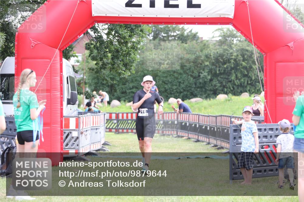 21.06.2026 - 29. Vierlanden-Triathlon Andreas Tolksdorf http://msf.ph/oto/9879644 21.06.2026 11:18:00 Ziel 316, 399, 316, 399 meine-sportfotos.de