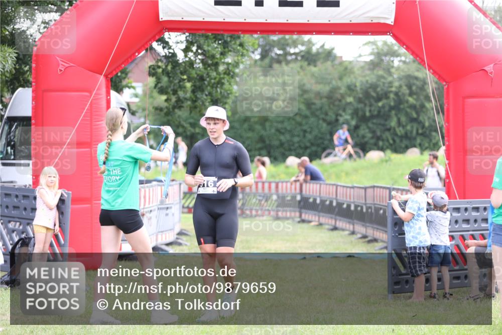 21.06.2026 - 29. Vierlanden-Triathlon Andreas Tolksdorf http://msf.ph/oto/9879659 21.06.2026 11:18:03 Ziel 316, 399, 316, 399 meine-sportfotos.de