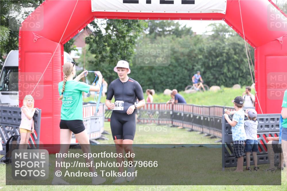 21.06.2026 - 29. Vierlanden-Triathlon Andreas Tolksdorf http://msf.ph/oto/9879666 21.06.2026 11:18:03 Ziel 316, 399, 316, 399 meine-sportfotos.de