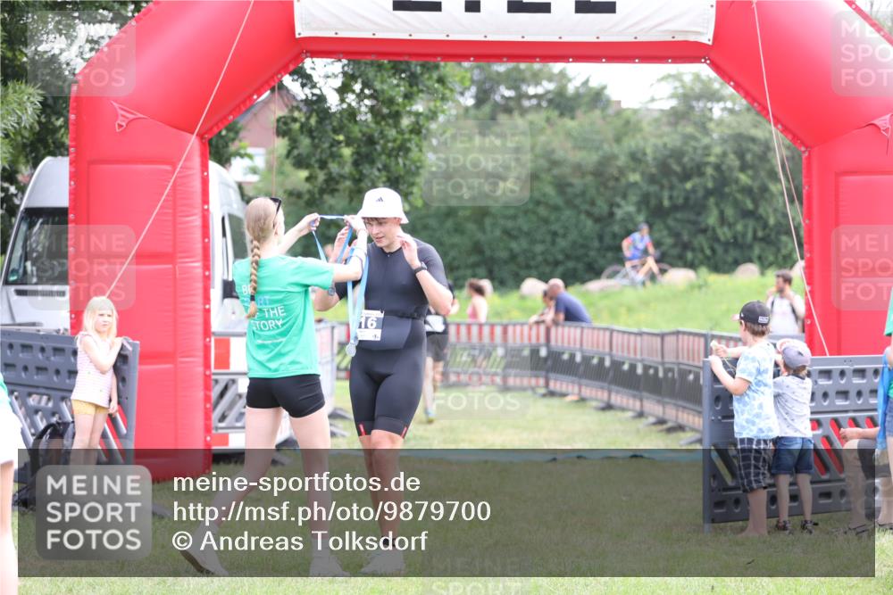 21.06.2026 - 29. Vierlanden-Triathlon Andreas Tolksdorf http://msf.ph/oto/9879700 21.06.2026 11:18:03 Ziel 316, 399, 316, 399 meine-sportfotos.de