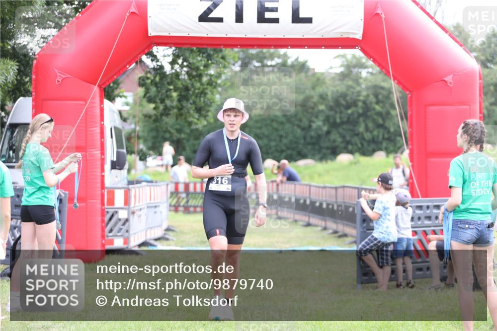 21.06.2026 - 29. Vierlanden-Triathlon Andreas Tolksdorf http://msf.ph/oto/9879740 21.06.2026 11:18:06 Ziel 399, 399 meine-sportfotos.de