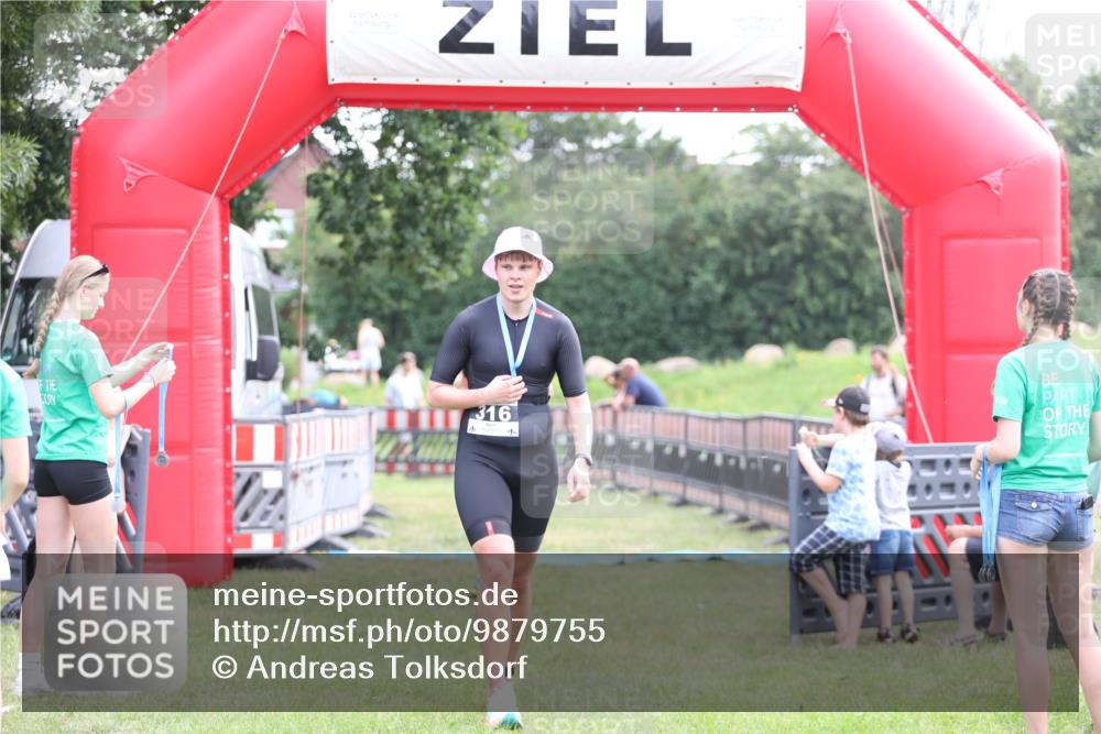 21.06.2026 - 29. Vierlanden-Triathlon Andreas Tolksdorf http://msf.ph/oto/9879755 21.06.2026 11:18:06 Ziel 399, 399 meine-sportfotos.de