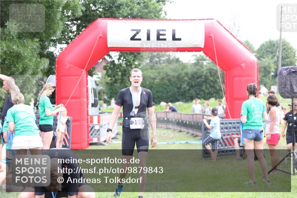 21.06.2026 - 29. Vierlanden-Triathlon Andreas Tolksdorf http://msf.ph/oto/9879843 21.06.2026 11:18:15 Ziel 361, 361 meine-sportfotos.de