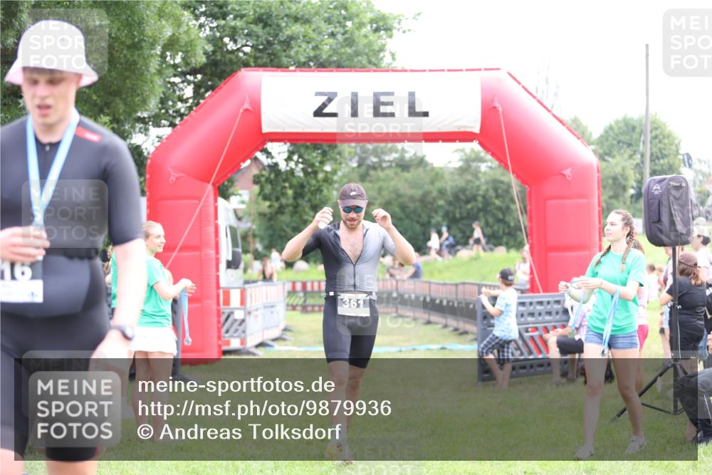 21.06.2026 - 29. Vierlanden-Triathlon Andreas Tolksdorf http://msf.ph/oto/9879936 21.06.2026 11:18:23 Ziel 361, 412, 361, 412 meine-sportfotos.de