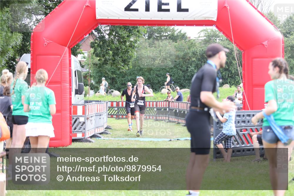 21.06.2026 - 29. Vierlanden-Triathlon Andreas Tolksdorf http://msf.ph/oto/9879954 21.06.2026 11:18:27 Ziel 412, 412 meine-sportfotos.de