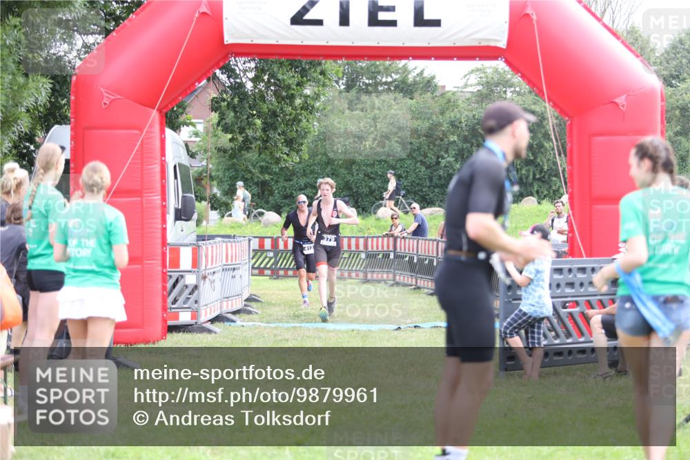 21.06.2026 - 29. Vierlanden-Triathlon Andreas Tolksdorf http://msf.ph/oto/9879961 21.06.2026 11:18:27 Ziel 412, 412 meine-sportfotos.de