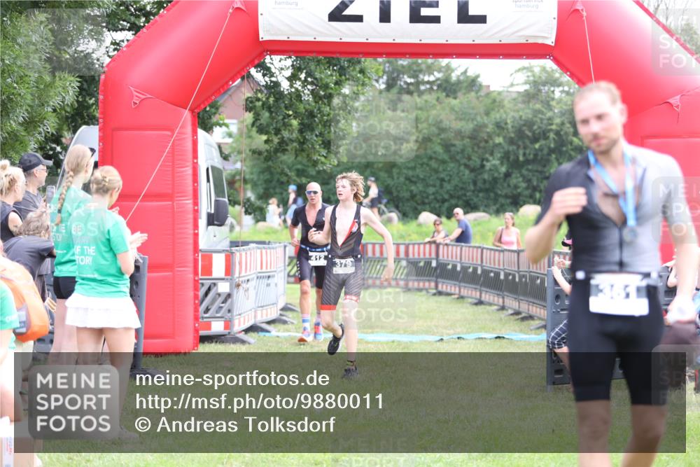 21.06.2026 - 29. Vierlanden-Triathlon Andreas Tolksdorf http://msf.ph/oto/9880011 21.06.2026 11:18:29 Ziel 412, 412 meine-sportfotos.de