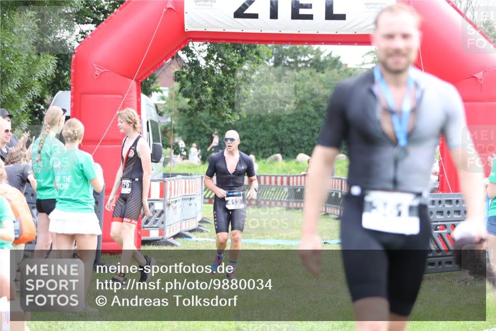 21.06.2026 - 29. Vierlanden-Triathlon Andreas Tolksdorf http://msf.ph/oto/9880034 21.06.2026 11:18:32 Ziel 412, 412 meine-sportfotos.de